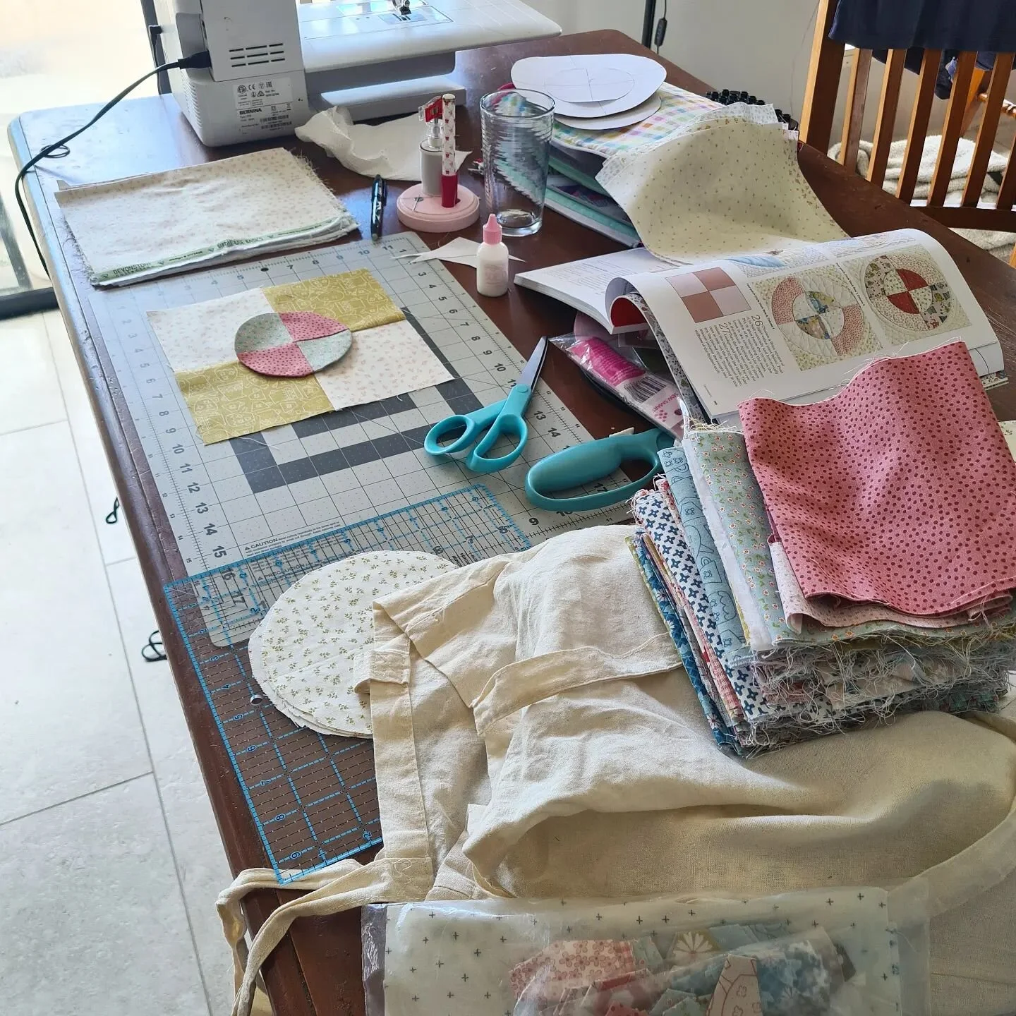 When your sewing takes over the entire dining room table 😅 not sure where we will have dinner, but I'm having fun!
.
.
.
.
.
.
#owlandharehollowbom #birdhousepatchworkdesigns #homespunmagazine #sewing #quilting #quiltingismytherapy #quiltsofinstagra