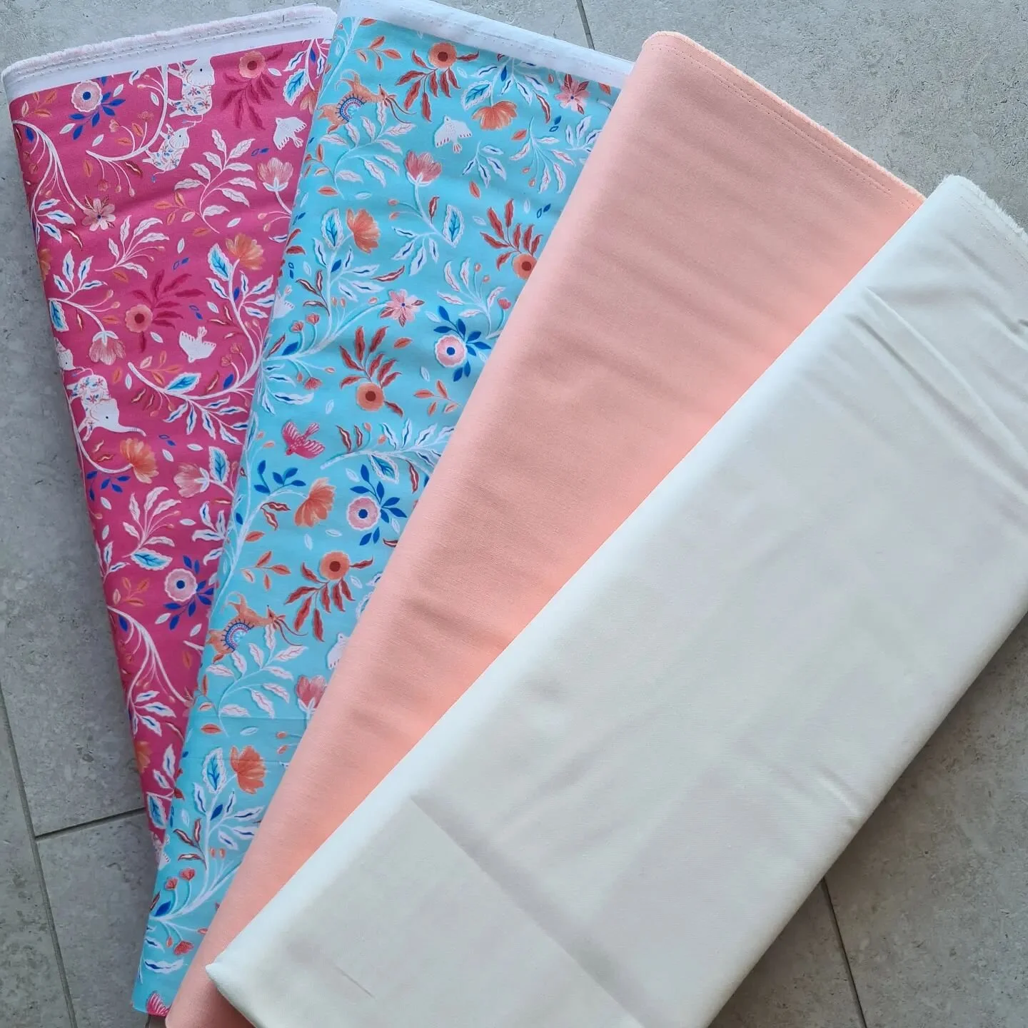 I'm very excited for this fabric pull, ready to pattern test the #orionquilt for @alpsandoceanquilts 

This will definitely be a pattern you don't want to miss ❤️

Plain fabrics are kona cotton, and the prints are cloud forest by @knightandgray for @