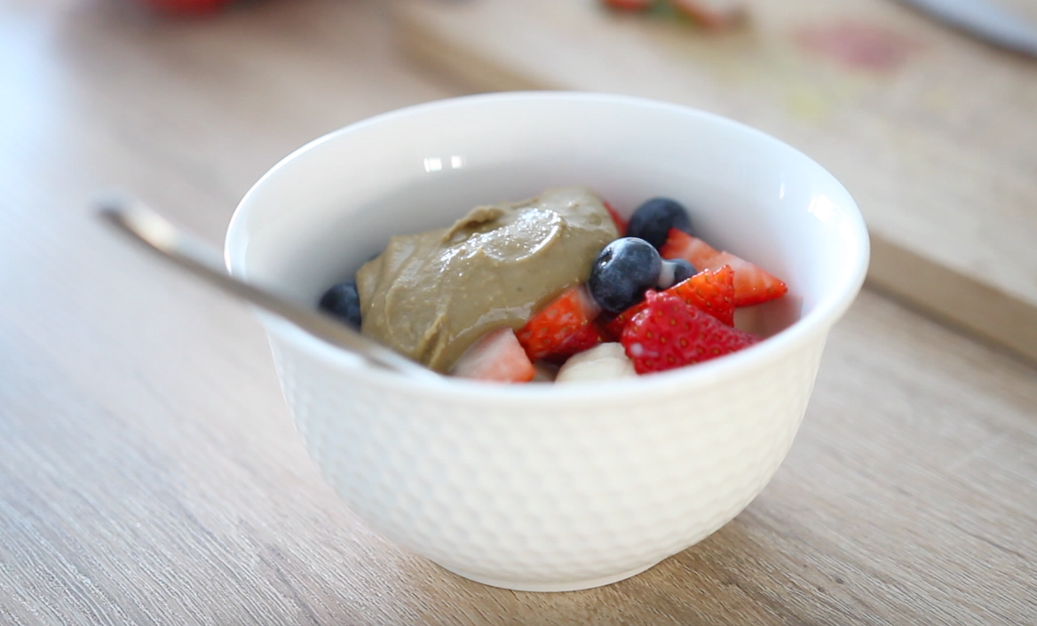 Simple Breakfast Berry Bowl — Meghan Livingstone