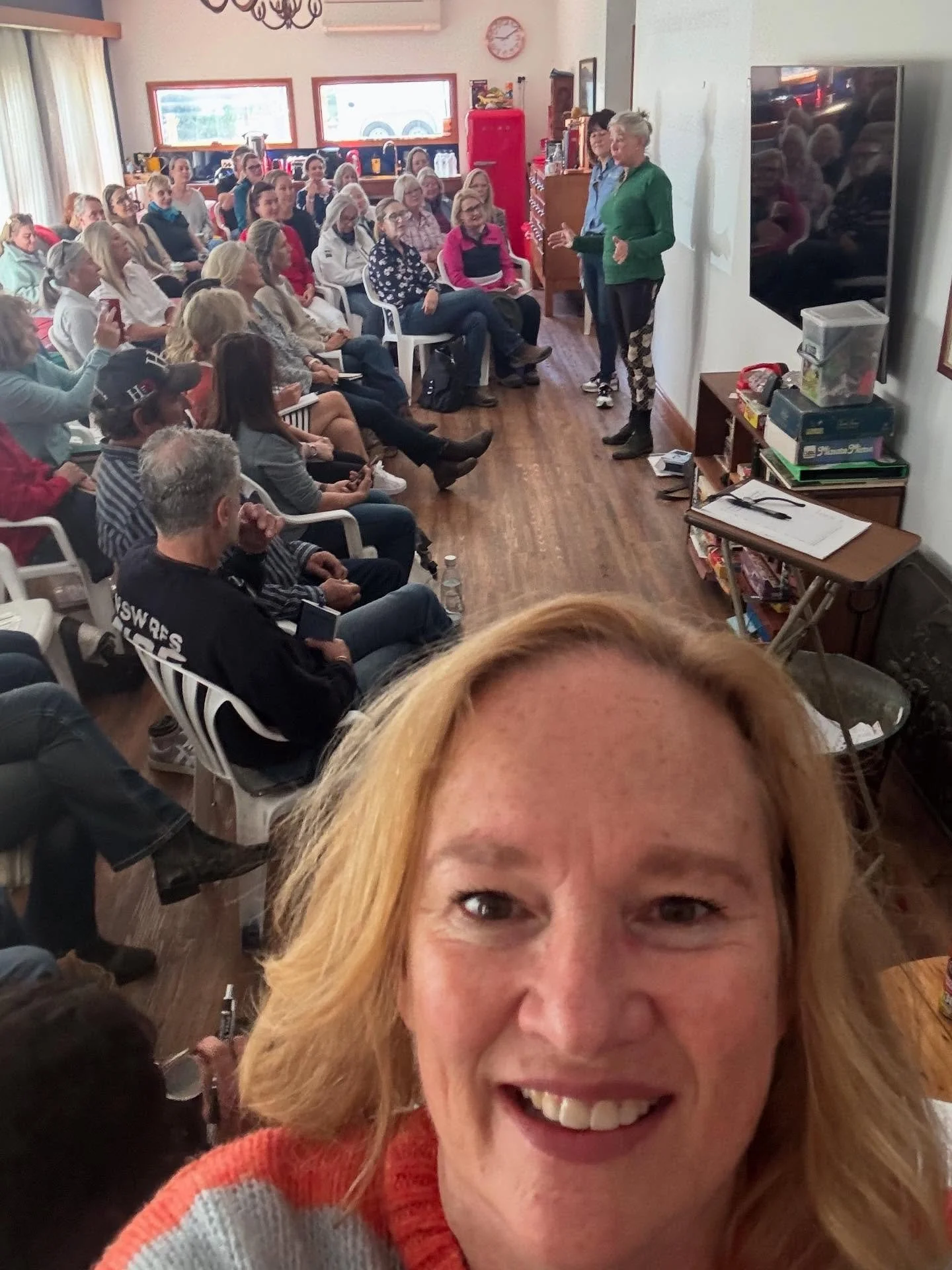Did you know that horses can detect odours like bloodhounds? They can smell the scent of a predator that crossed their trail 12 days ago, 20km away. That blew my mind! I had a hoot at the Brain- Based Horsemanship Masterclass hosted by Jan Chesterfie
