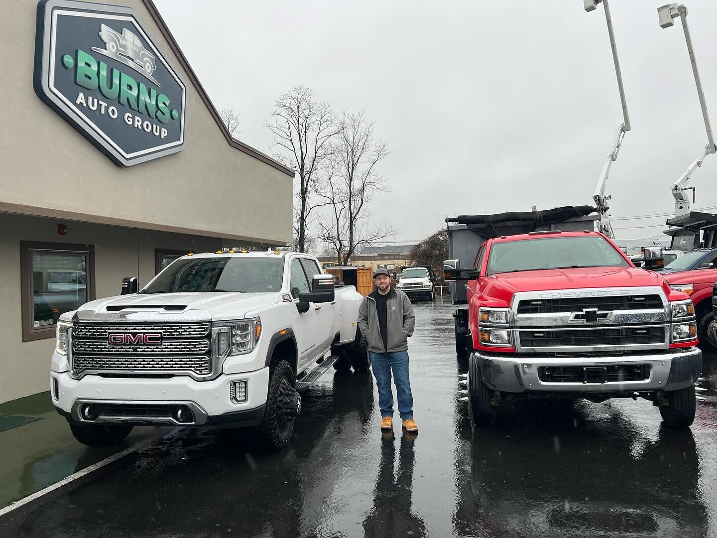 Congrats to John from King Property Management on his 2020 GMC Sierra 3500HD Denali Dually! We appreciate you trading in the 2021 Chevy 5500 Switch-N-Go. It was a pleasure doing business with you, enjoy the truck 🛻