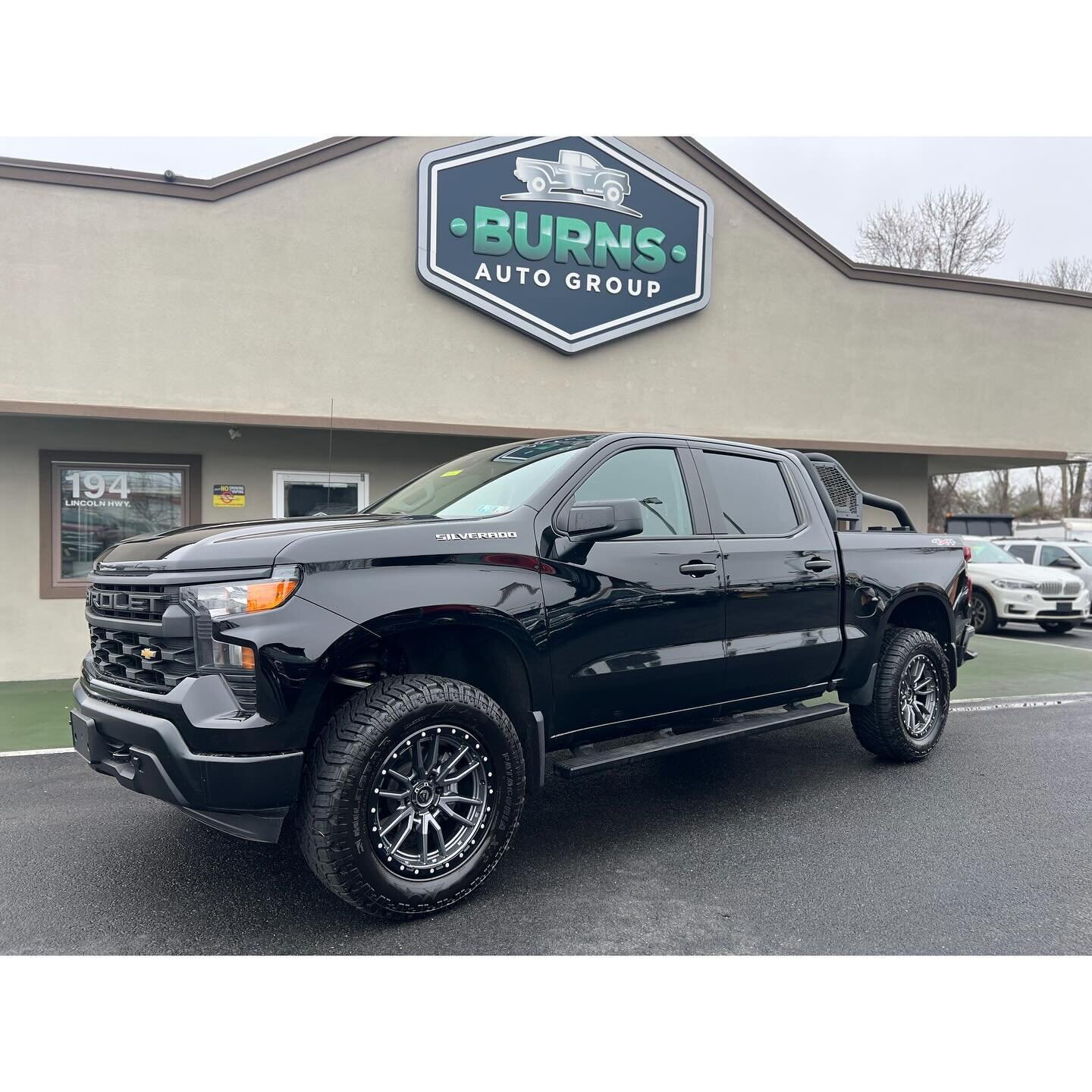 New Inventory ⬇️
🚙 2023 Chevy Silverado 1500 WT 4x4
💥 9k Miles
💥 Roll Bar
💥 20&rdquo; Fuel Wheels
▫️
▫️
▫️
▫️
#chevy #chevytrucks #chevysilverado #chevy1500 #chevynation #chevysilverado1500 #levittown #langhorne #fairlesshills #buckscounty #burns