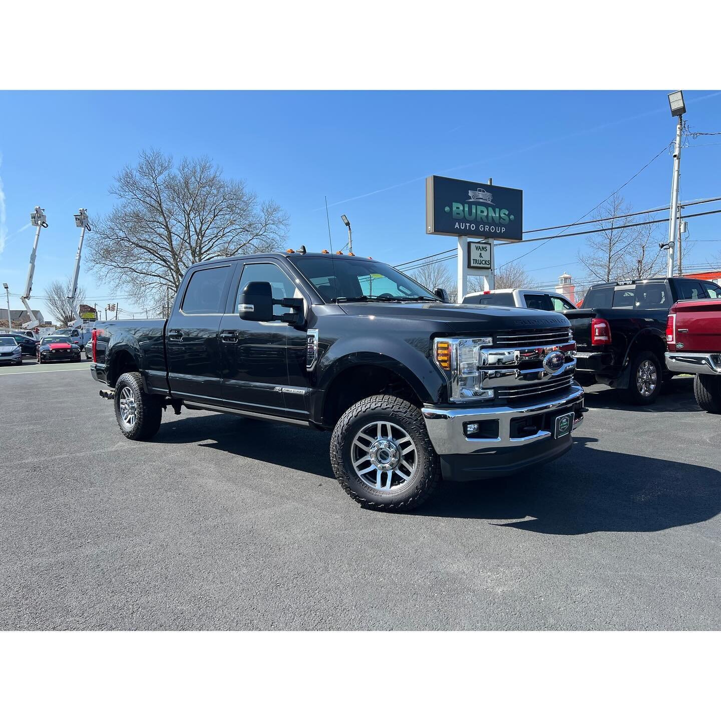 New Inventory ⬇️
🚙 2019 Ford F-250 Lariat Crew Cab 4x4
💥 77k Miles
💥 Leather &amp; Navigation
💥 FX4 Off Road Package
💥 Power Running Boards
💥 Ultimate Package
💥 Heated &amp; Cooled Seats
1️⃣ Owner Truck
▫️
▫️
▫️
▫️
#ford #fordf250 #fordf250sup