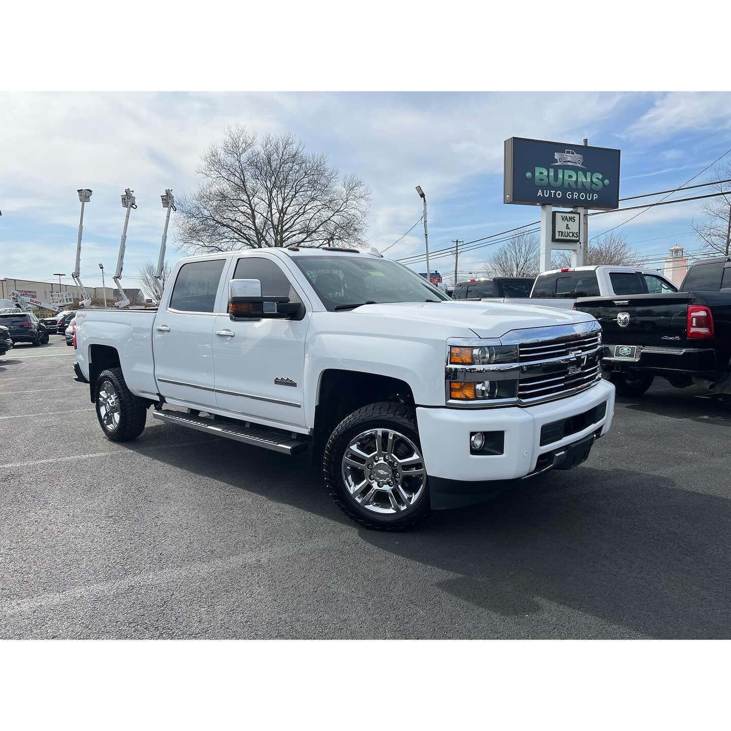 New Inventory ⬇️
🚙 2017 Chevy Silverado 2500HD High Country 4x4
💥 119k Miles
💥 Leather, Navigation, Heated &amp; Cooled Seats
💥 20&rdquo; Chrome Wheels
💥 Gas 6.0L V8
▫️
▫️
▫️
▫️
#chevytrucks #chevy #highcountry #chevrolet #chevroletsilverado #ch