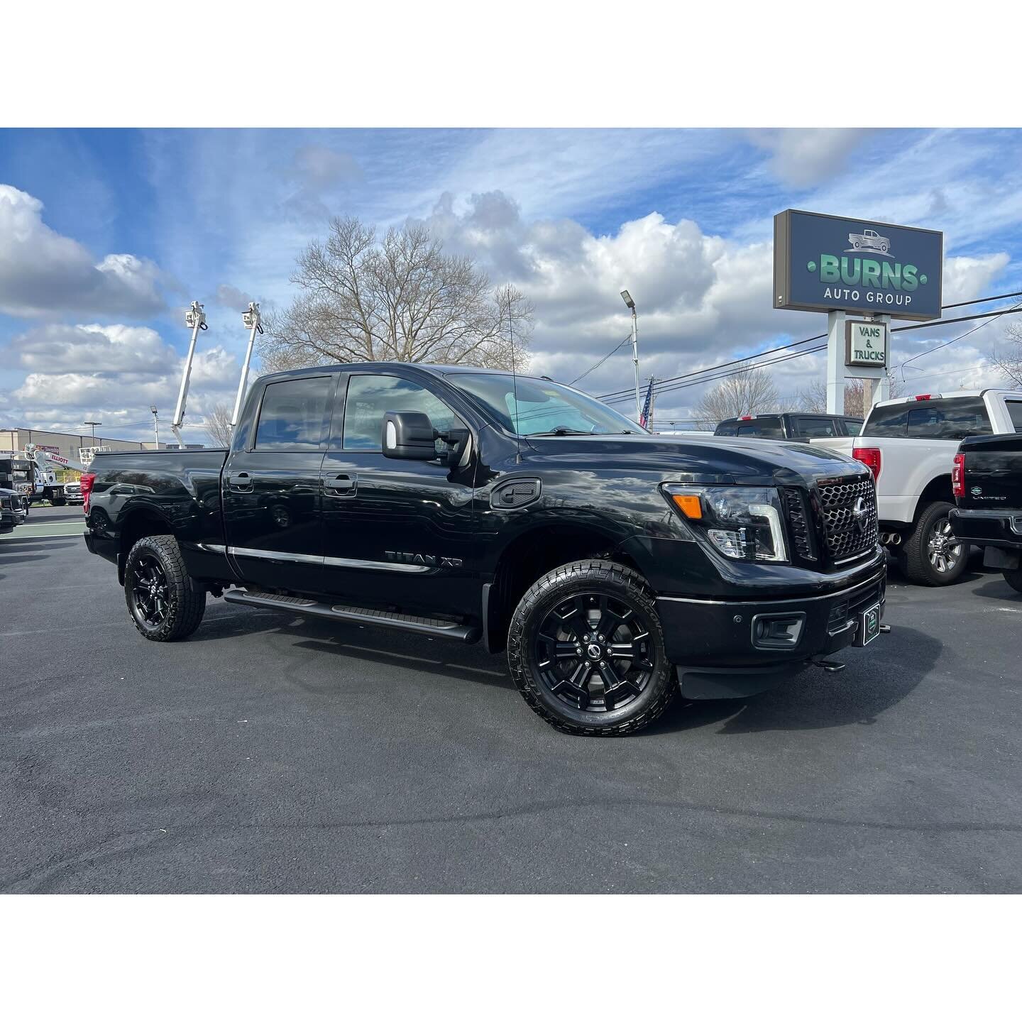 New Inventory ⬇️
🚙 2018 Nissan Titan XD SV 4x4
💥 86k Miles
💥 Midnight Edition
💥 5.0L V8 Cummins Diesel
💥 Heated Seats &amp; 20&rdquo; Wheels
▫️
▫️
▫️
▫️
#nissan #nissantitan #titanxd #nissantitanxd #cummins #cumminspower #cumminsnation #levittow