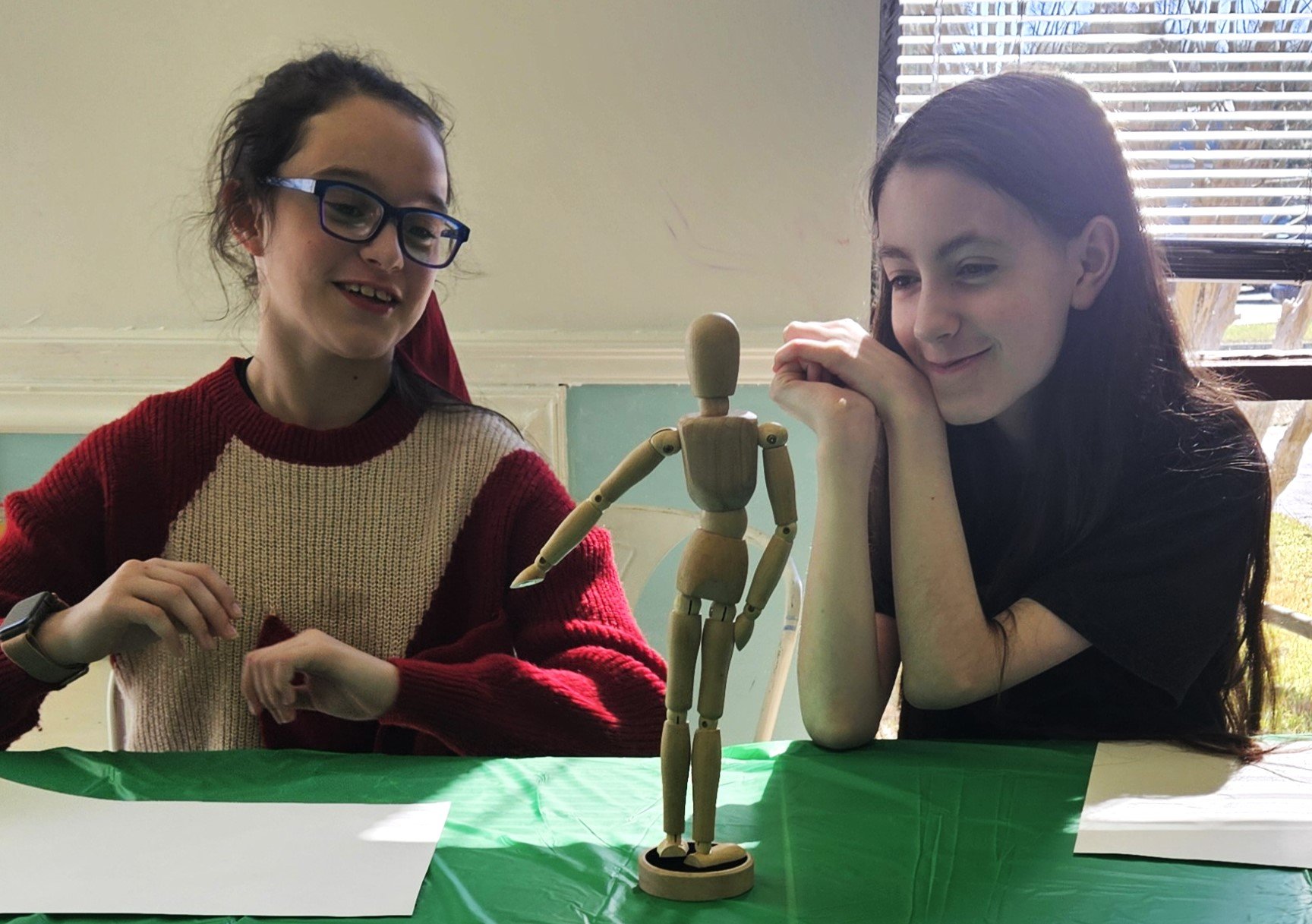 girls learning figure drawing.jpg