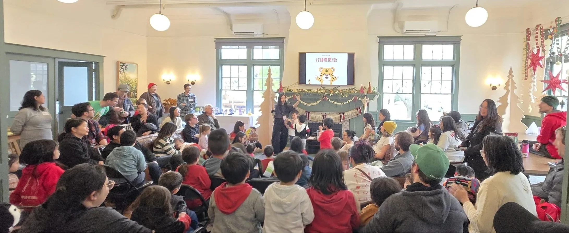 我們定期喺一個廣東話同英文雙語交流嘅環境中會面