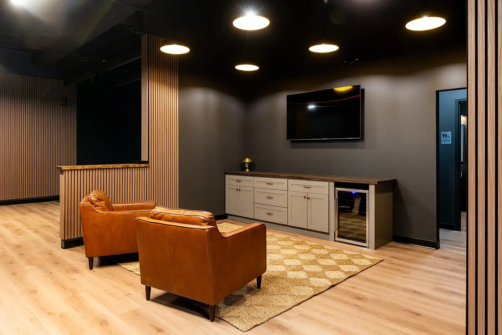 rcc-back-nine-golf-roswell-lounge-refreshment-area-01.webp