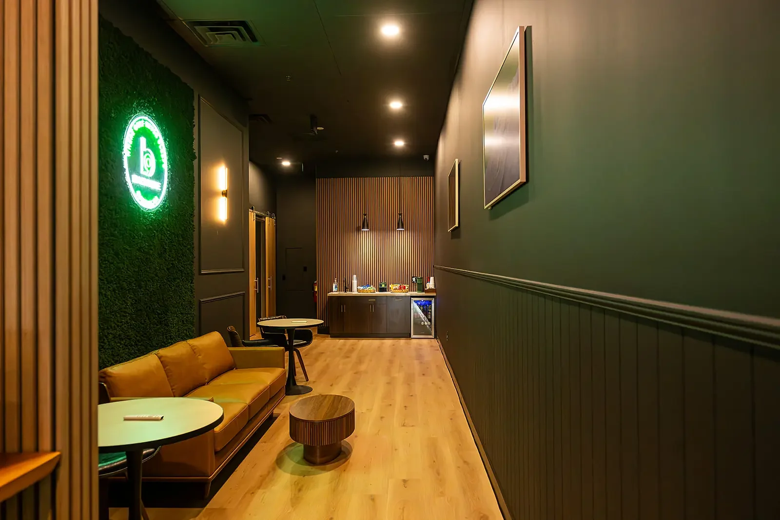 rcc-back-nine-golf-suwanee-lounge-corridor-01.webp