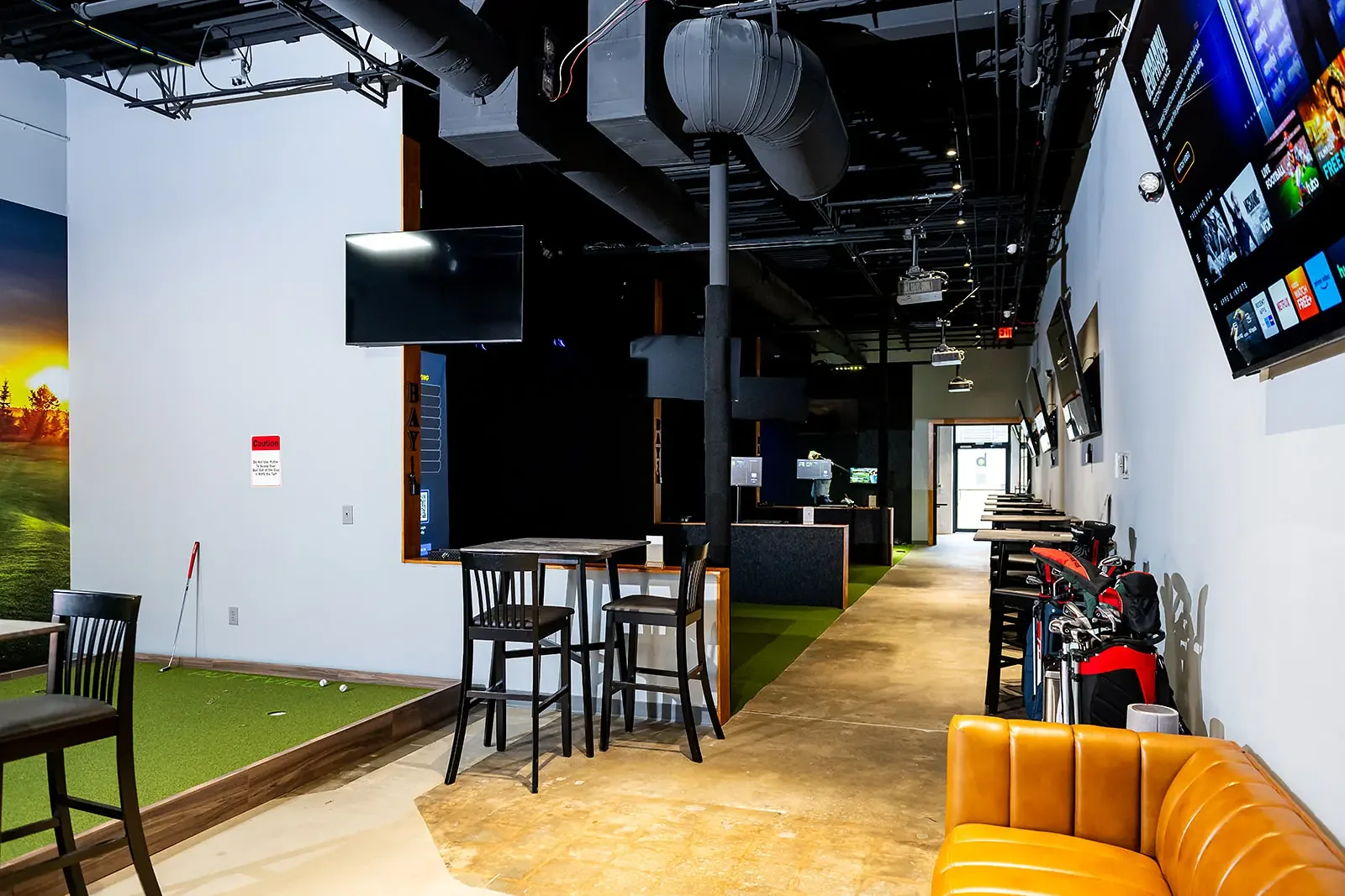 rcc-back-nine-golf-west-midtown-simulator-lounge-01.webp