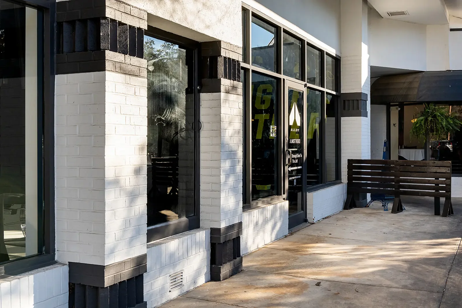 rcc-alloy-peachtree-exterior-walkway-01.webp