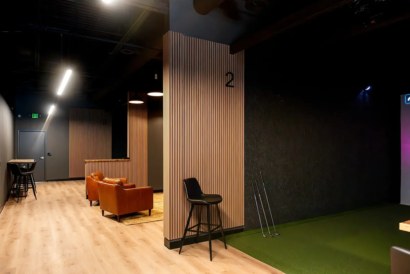 rcc-back-nine-golf-roswell-simulator-lounge-01.webp