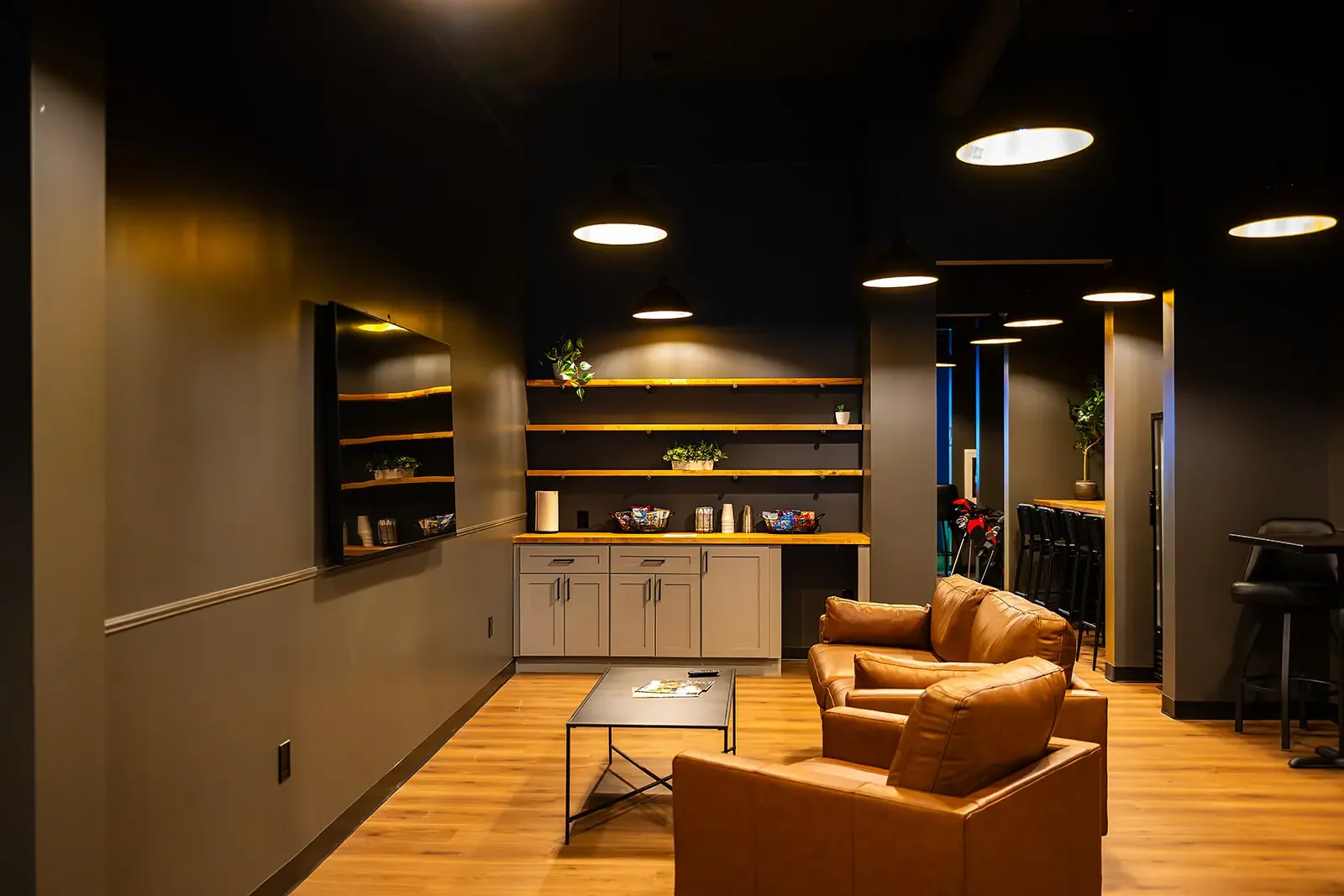 rcc-back-nine-golf-alpharetta-lounge-refreshment-area-01.webp
