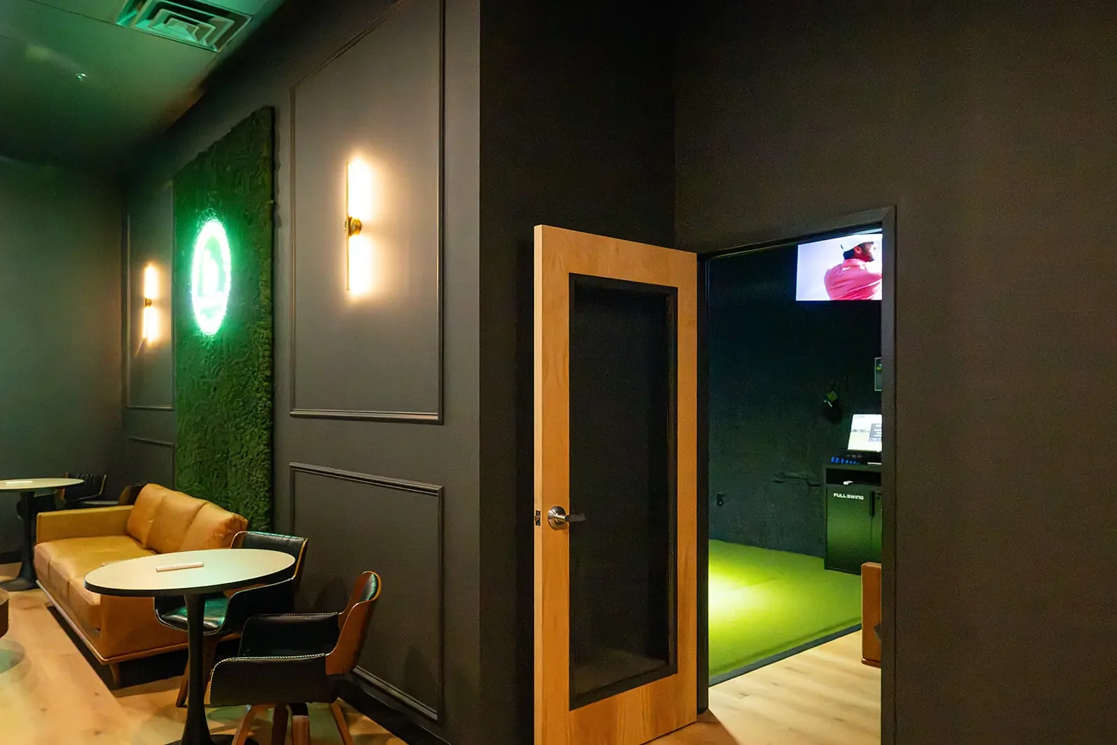 rcc-back-nine-golf-suwanee-lounge-simulator-entry-01.webp