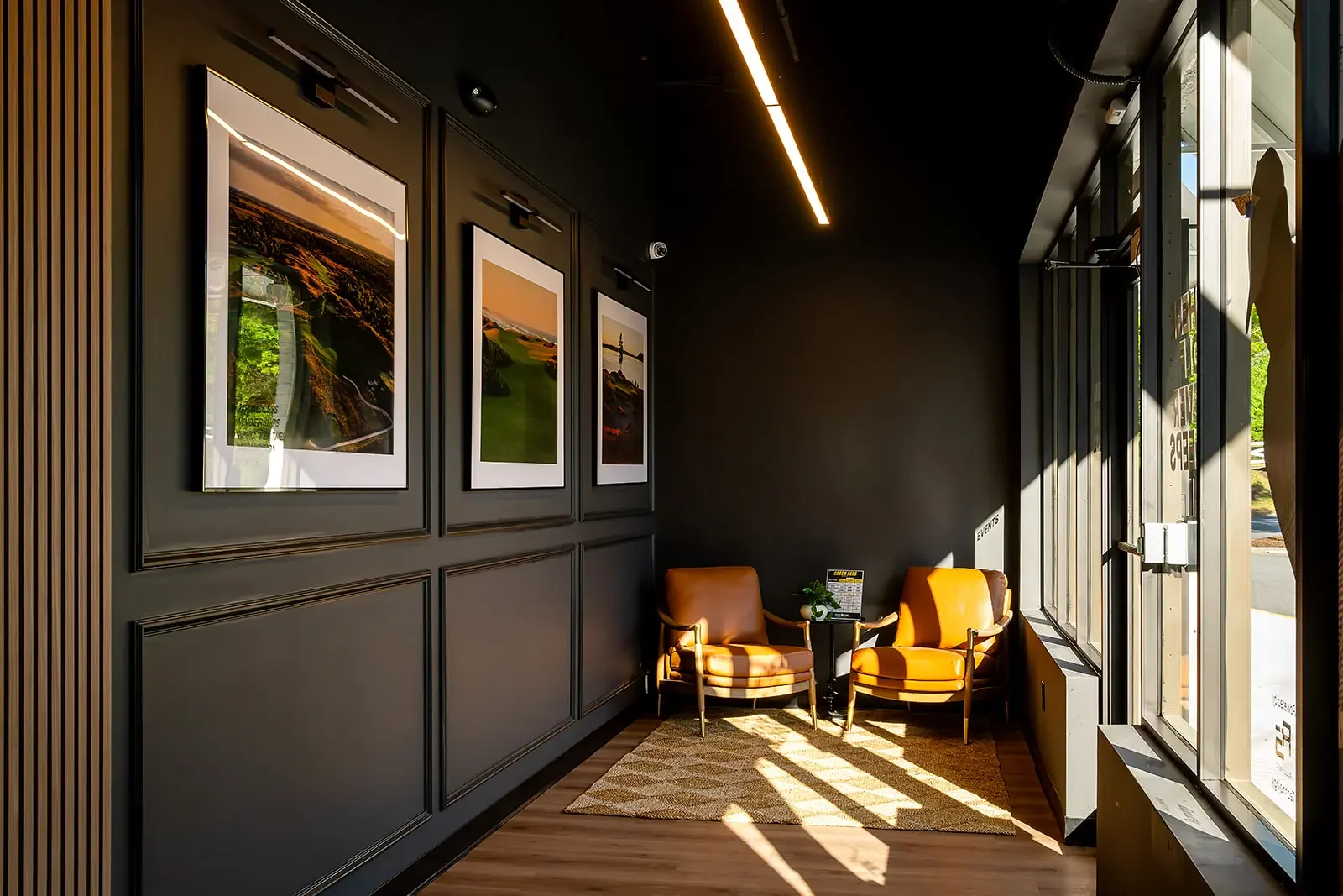 rcc-back-nine-golf-roswell-lounge-corridor-02.webp