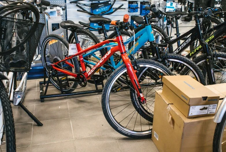 Nuorten pyöriä esillä Chebicin myymälässä Järvenpäässä.