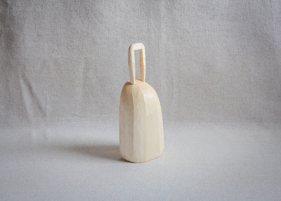 Pelle &agrave; farine, &agrave; grains ; textur&eacute;e.
Erable sycomore d'un voisin.
-
Sculpt&eacute;e avec des outils manuels du tronc &agrave; l'objet fini.
-
Automne de brume 2024. Collection priv&eacute;e. 
-
#sculpture #bois #artisanat #art #d