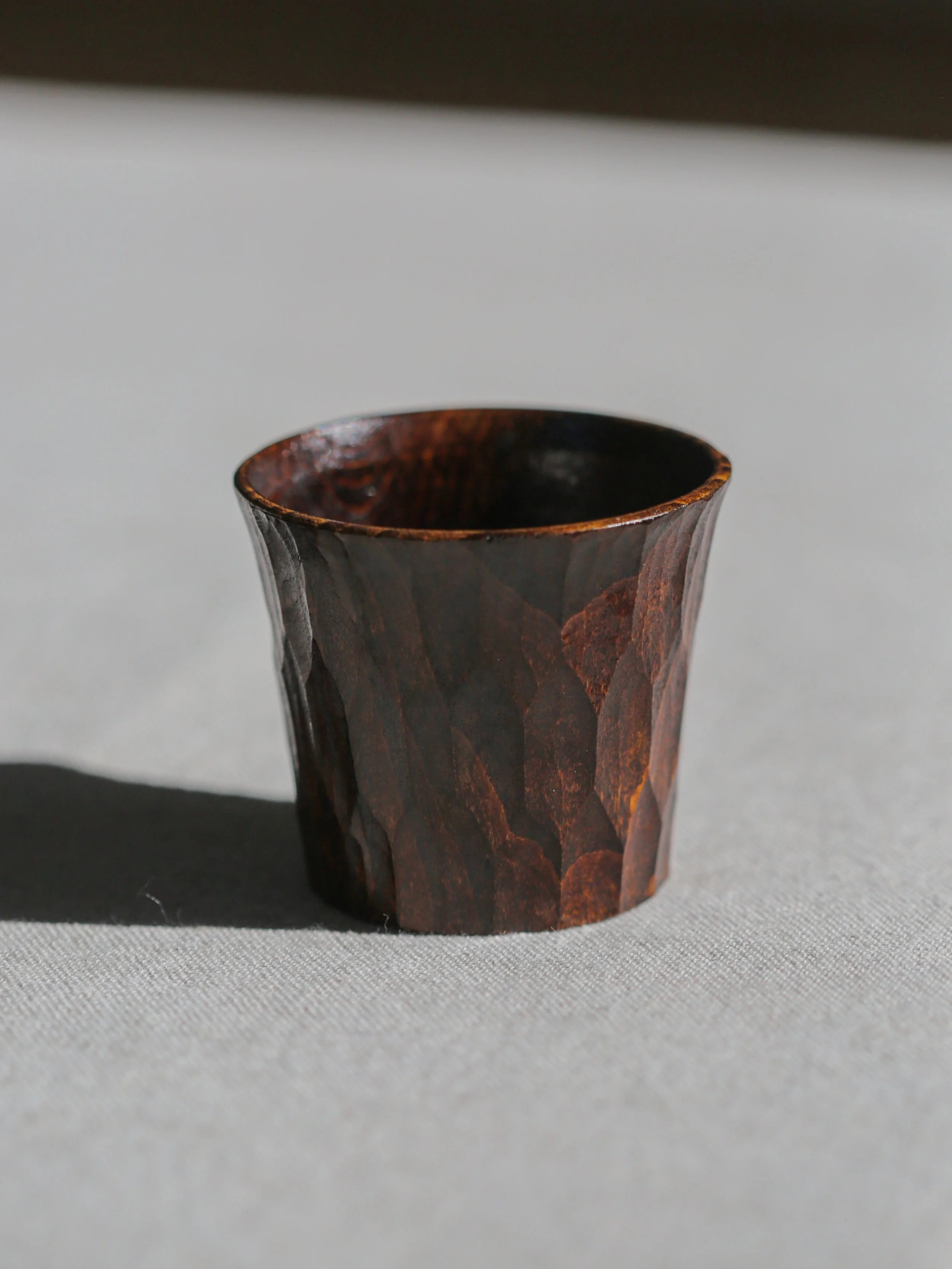 Petite tasse en hêtre, laquée