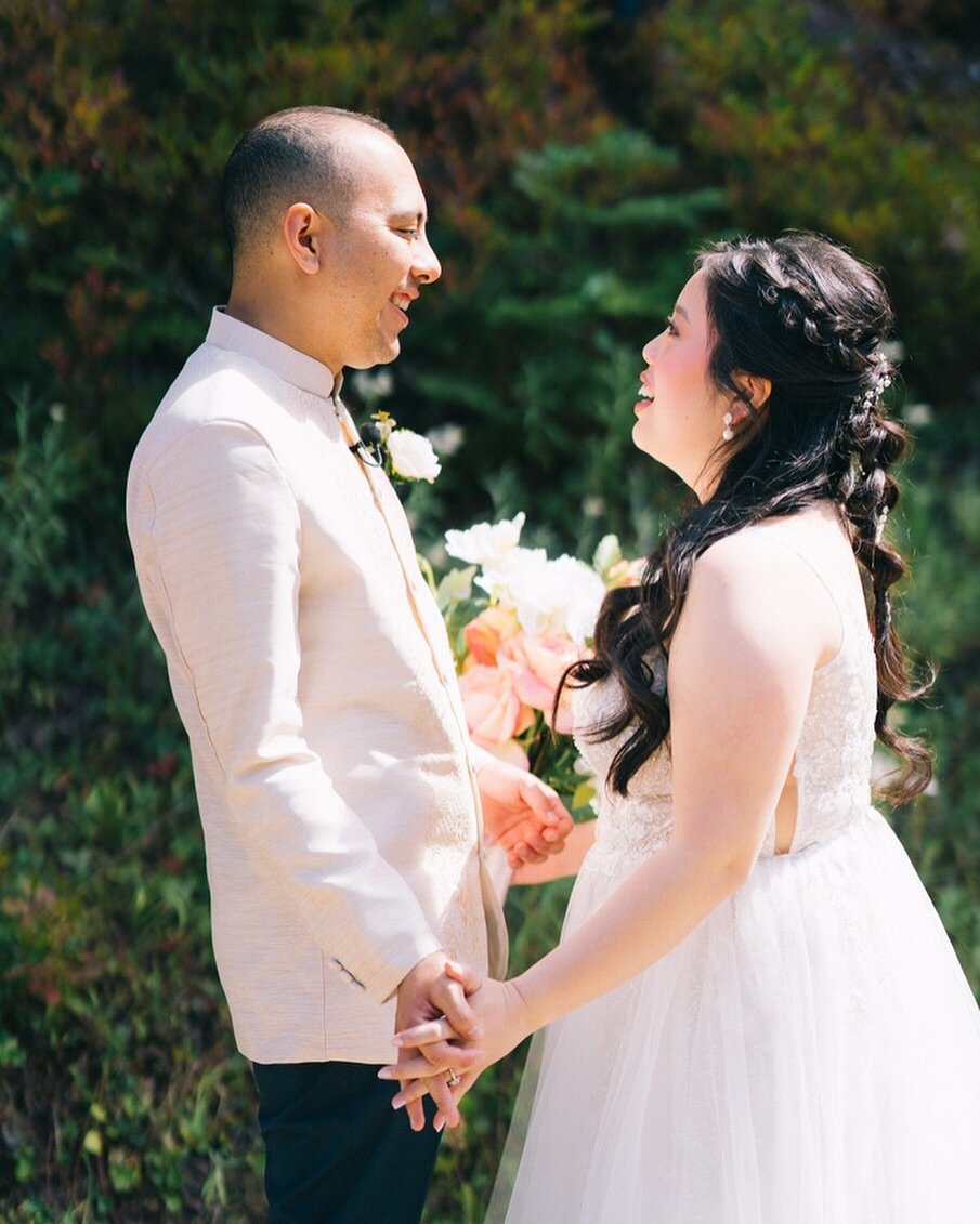 What a stunning bridal style by @stylingwithkaitlyn 🤍✨️ ⁠
⁠
Perfect for Nicole&rsquo;s beautiful September wedding at Crystal Mountain!⁠
⁠
Photo by @garrettryanhanson⁠
⁠
#embridalteam #washingtonwedding #weddingparty #summerwedding #weddingmakeup #w