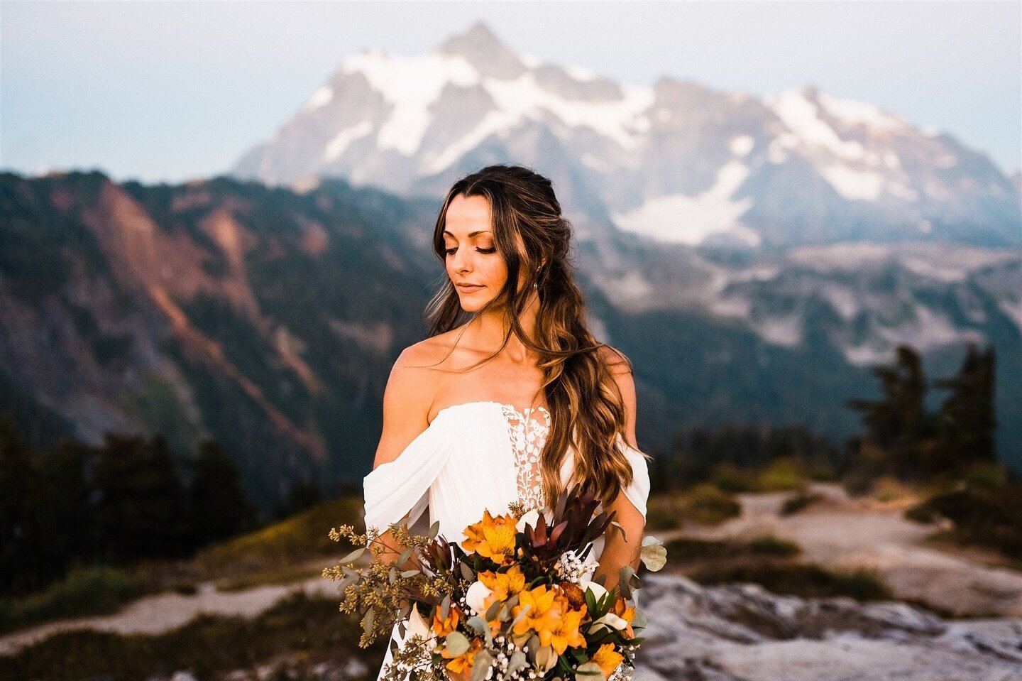 The mountains make such a stunning backdrop for an elopement 🤎✨️⁠
⁠
We love getting to see the beautiful scenery that our brides and their loved ones got to experience on their elopement day!⁠
⁠
Hair + Makeup @beautybykaitjoy⁠
Photo by @zoesteindl @
