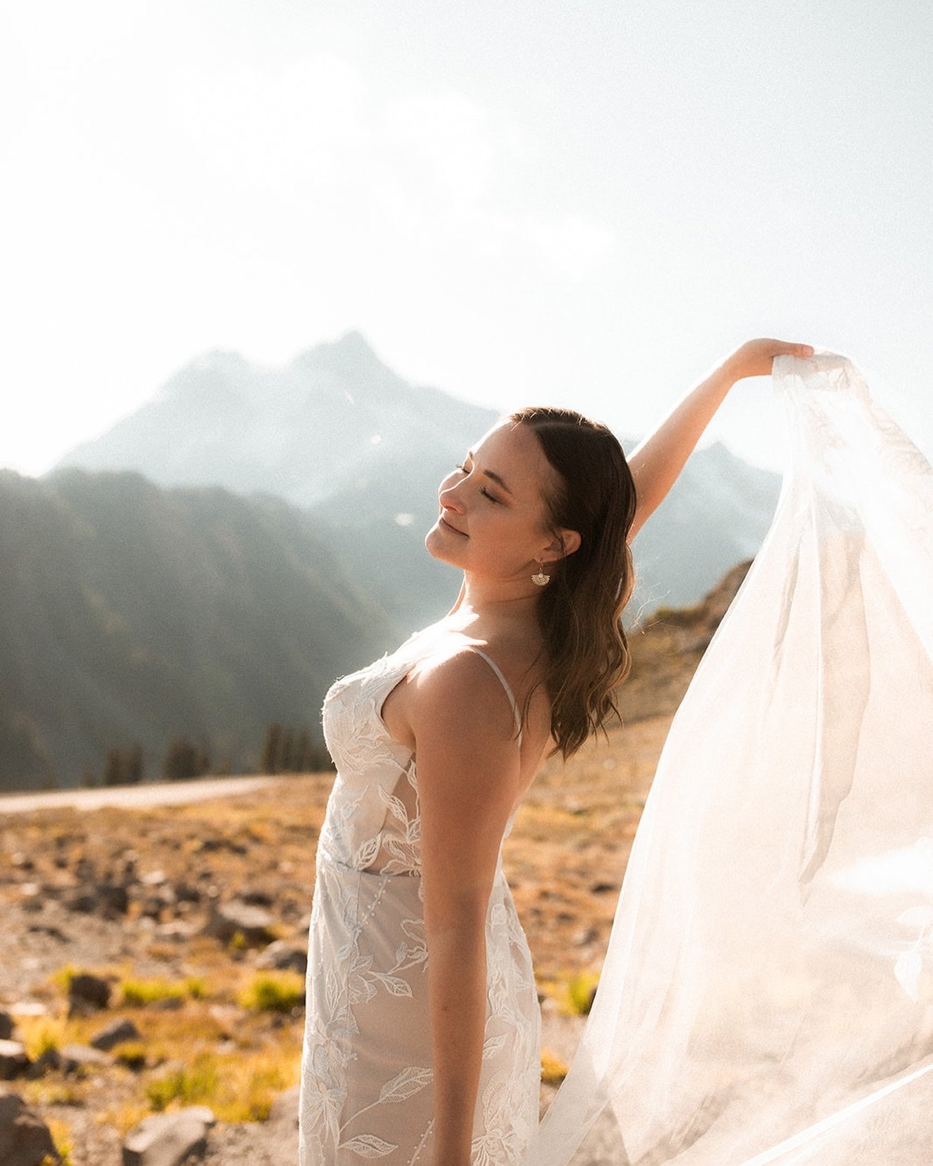 That stunning golden hour glow🤎✨

Hair and makeup by @beautybykaitjoy
Photo by @megangallagherphoto

#embridalteam #washingtonwedding #weddingparty #summerwedding #weddingmakeup #weddinghair #pnwweddings #seattleweddings #snohomishweddings #bridal #