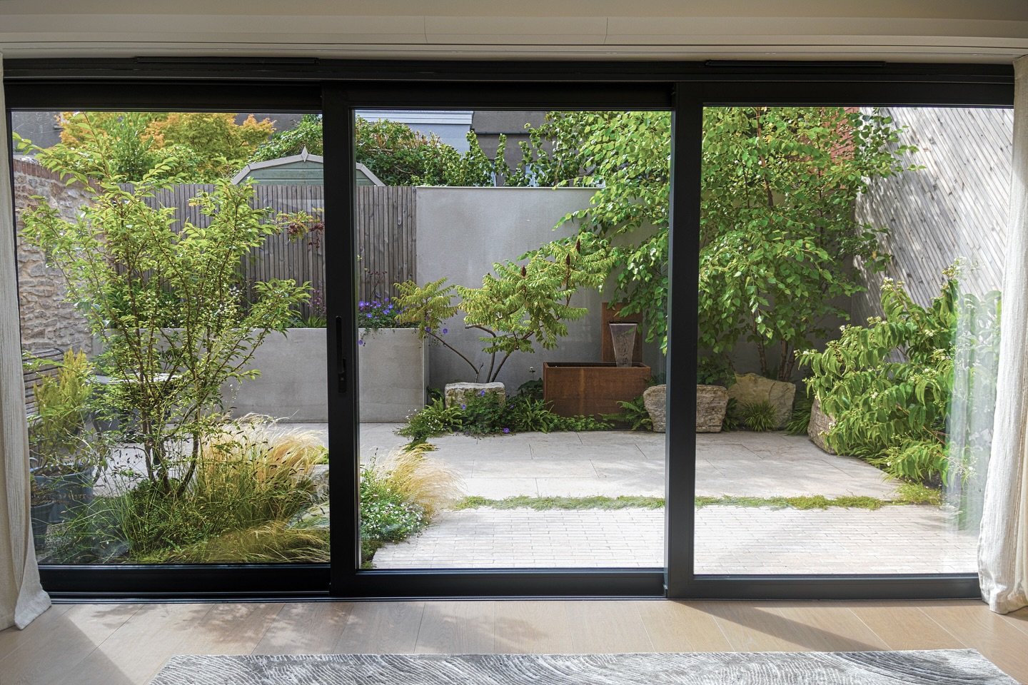 Small courtyard garden with large picture windows. A space to look upon as much to occupy! The stage is set! May this garden bring peace and tranquility :)

Photography: @jacobgibbinsphoto