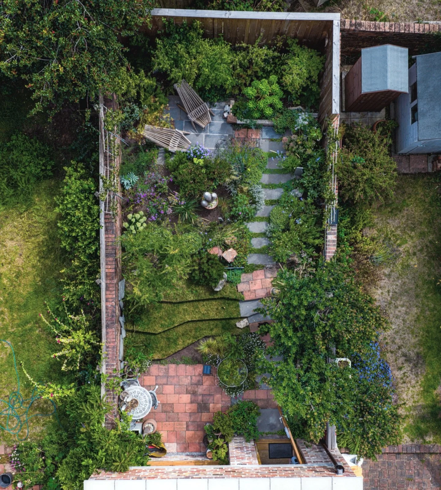 From above&hellip;&hellip; Whilst the surrounding lawns are parched this garden remains green&hellip;.ish! It&rsquo;s been a hot and dry old summer. 

Drone images beautifully captured by; @jacobgibbinsphoto
