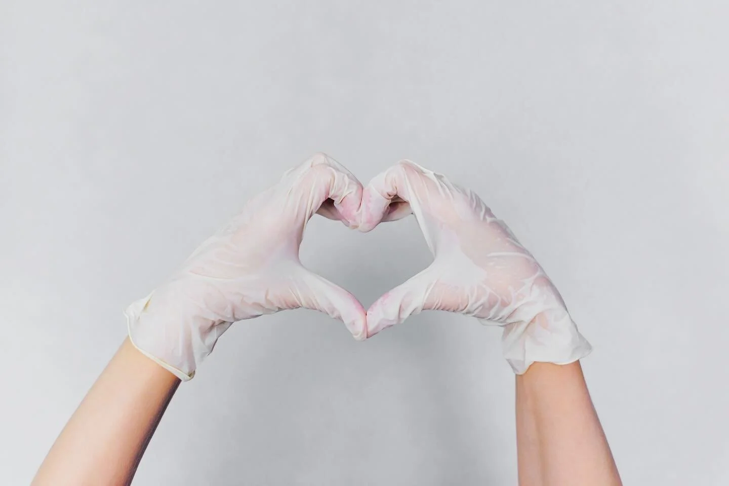 Det er helt normalt med litt ubehag og &oslash;mme tenner de f&oslash;rste dagene etter man har f&aring;tt satt p&aring; regulering eller &laquo;strammet&raquo;, men det gir seg heldigvis fort.

Alle vi tre hos Glad Tannregulering har selv hatt regul