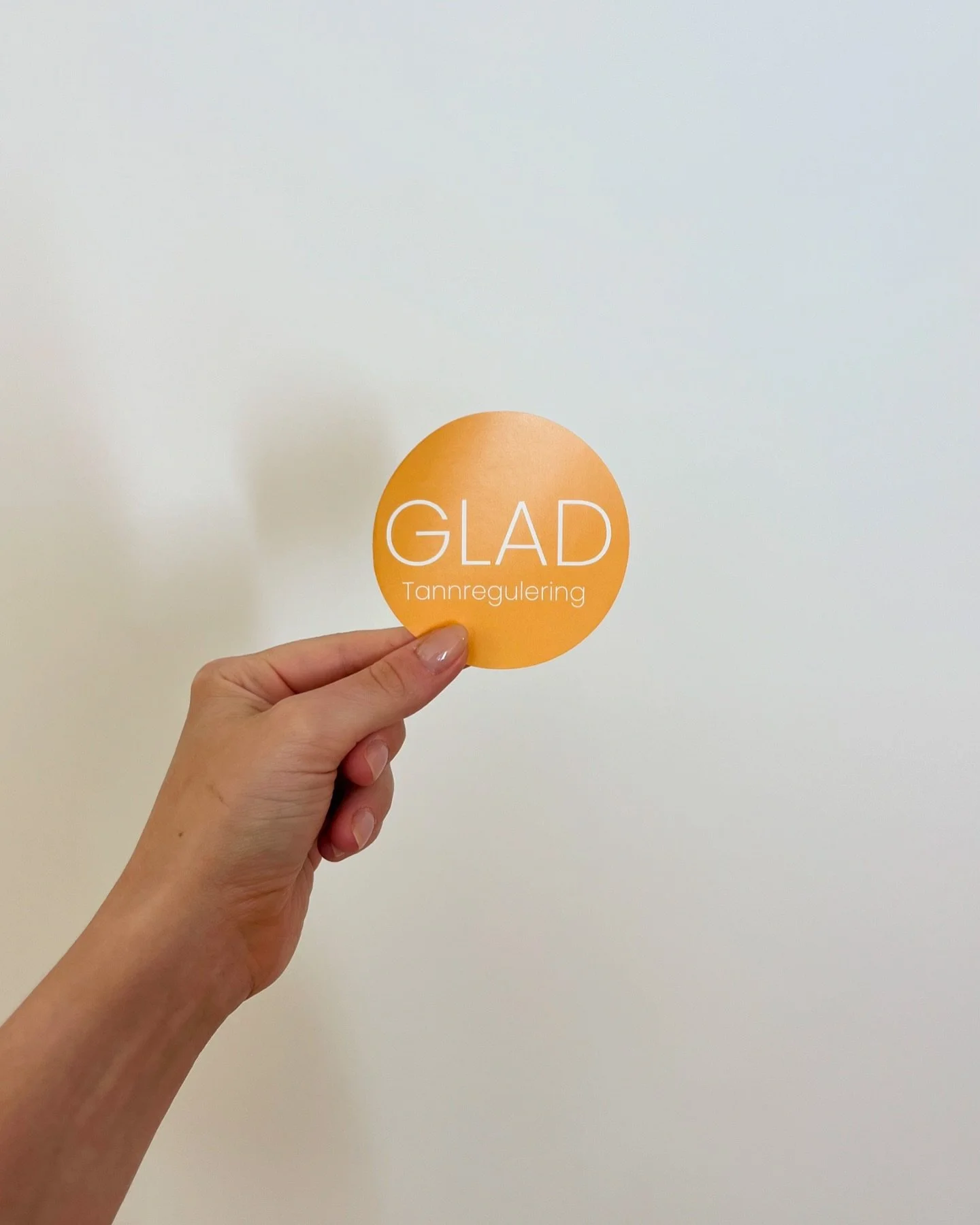 Trenger du &aring; bestille eller endre en time? Det kan du enkelt gj&oslash;re via v&aring;r nettside! Bes&oslash;k www.gladtannregulering.no og book n&aring;r det passer best for deg 🗓️✨ Fleksibelt, enkelt og alltid tilgjengelig!