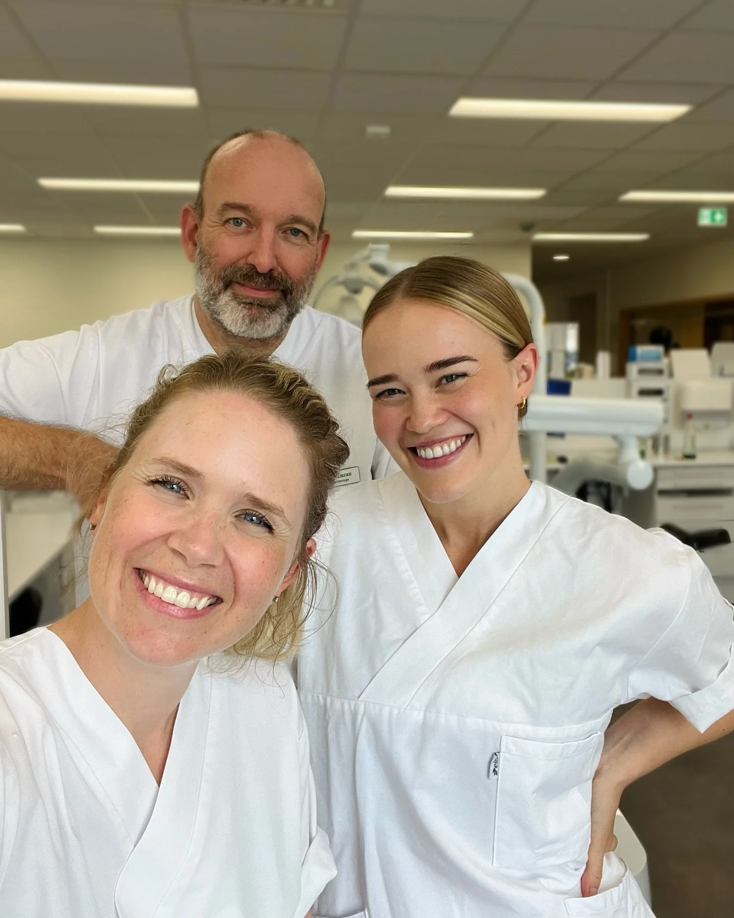 P&aring; torsdager bytter vi ut klinikken v&aring;r med undervisning! 📚 Vi syns det er veldig g&oslash;y &aring; veilede fremtidige kjeveortopeder og tannpleiere p&aring; Tannlegeh&oslash;yskolen 🦷✨