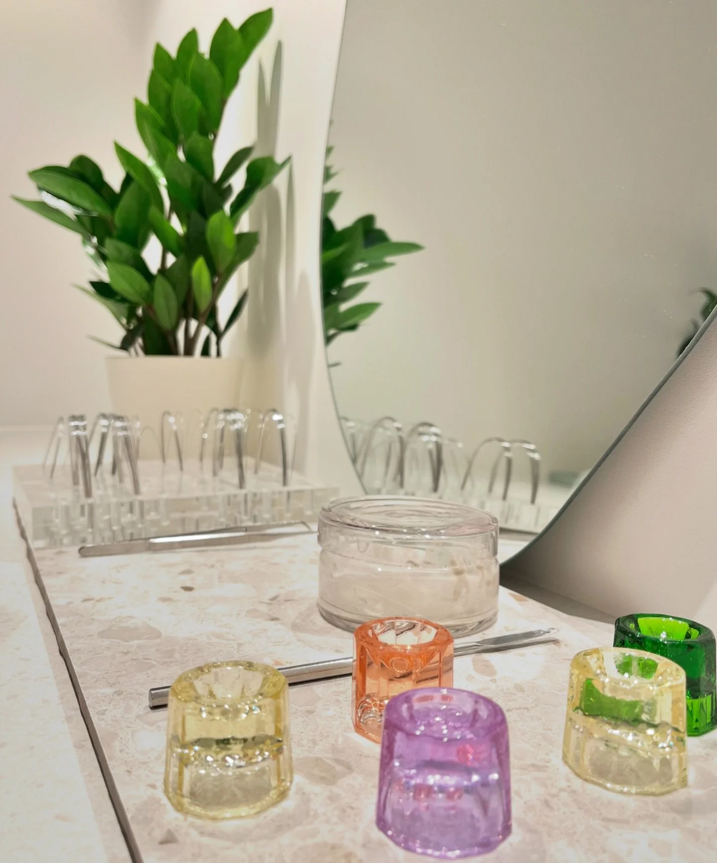 Det er detaljene som teller ✨ Vi blir s&aring; glad av &aring; ha det hyggelig rundt oss 🧡 #glad #smil #tannklinikk