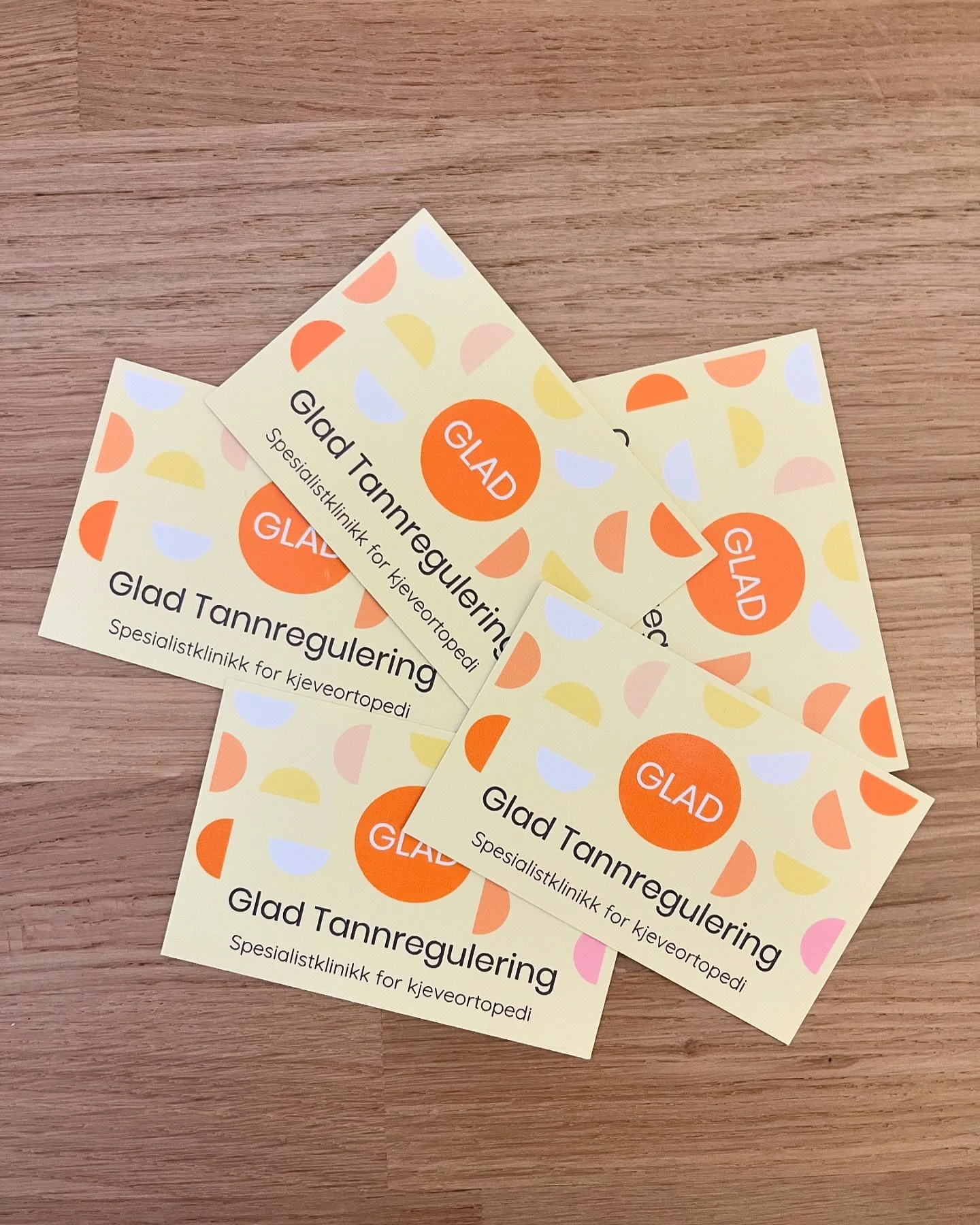 V&aring;re visittkort gir deg enkelt tilgang til all n&oslash;dvendig kontaktinformasjon 🤩 Ta med et kort ved ditt neste bes&oslash;k ✨ #glad #tannklinikk #kontaktoss