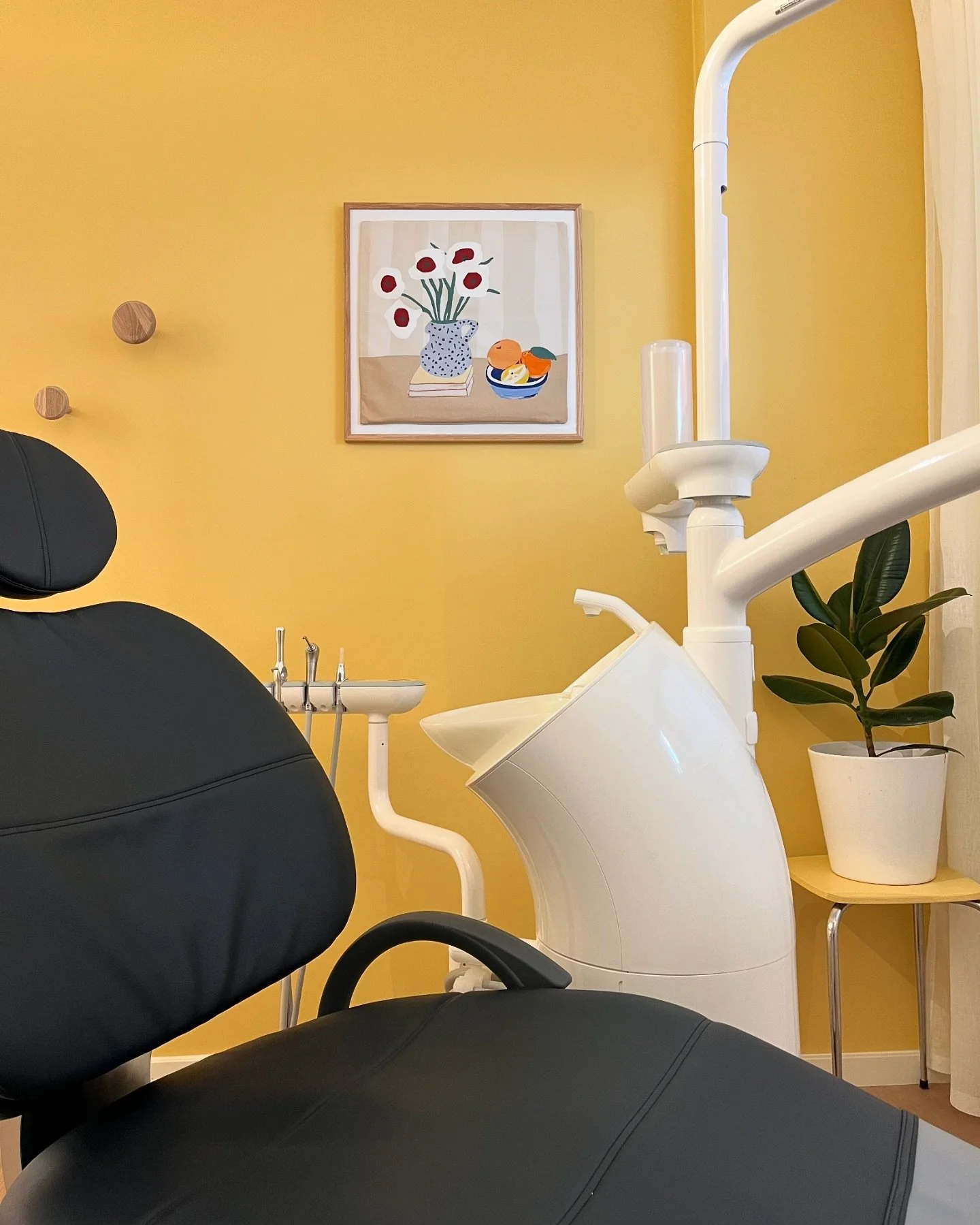 Sett deg godt tilrette i v&aring;r moderne tannlegestol ✨Vi s&oslash;rger for at du f&oslash;ler deg trygg og avslappet gjennom hele bes&oslash;ket 🧡  #tannklinikk #tannpleie #modern #modernclinic #glad