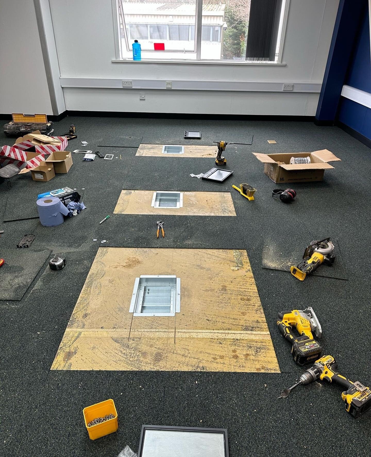 Swipe to finish ⁠➡️

This was a job we did for a commercial client, and as you can see, the end result is super clean and tidy! 

When the client moved into this office there was no power or data connections in the centre of the room. The client want