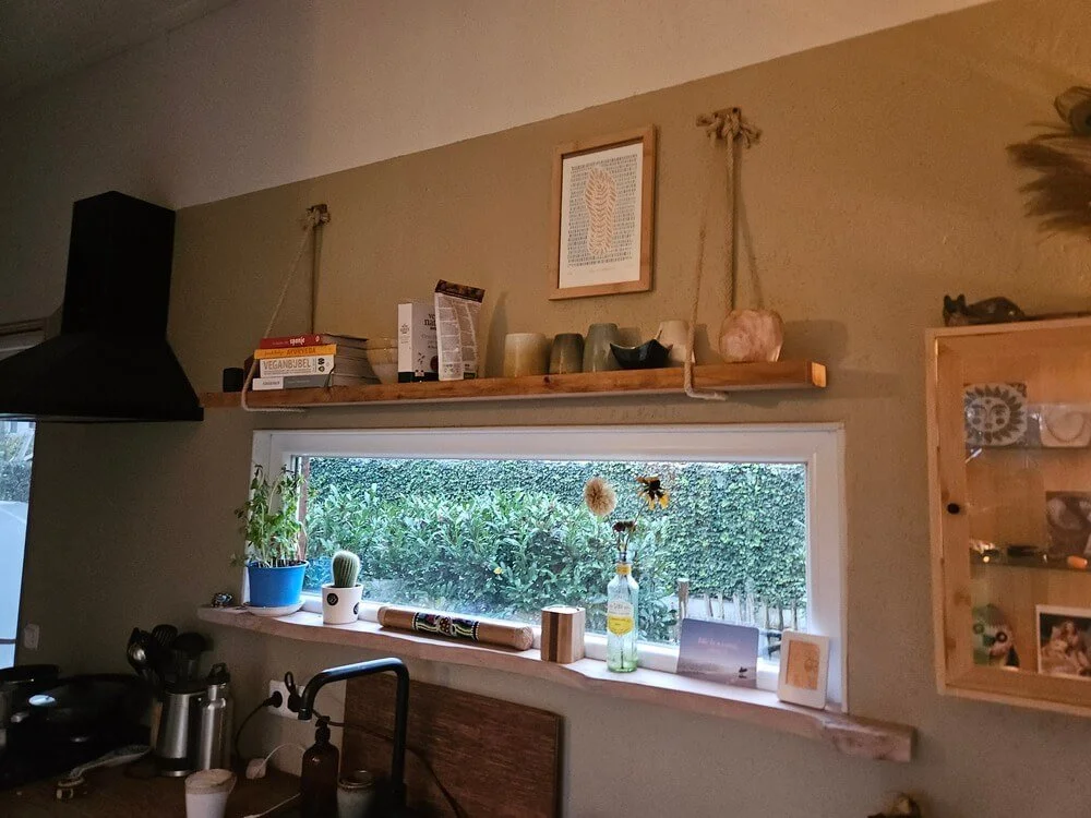 Maatwerk-keuken-en-badkamer-tinyhouse-plank -boven-fornuis.jpg