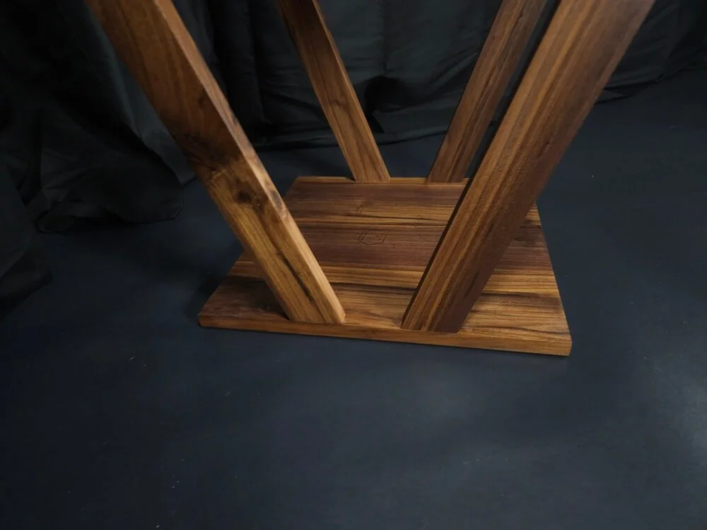 bijzettafel-walnoot-angled-onder-detail.jpg
