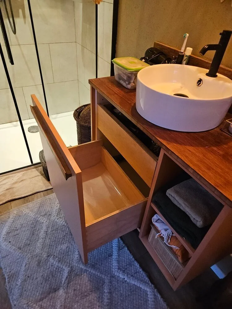 Maatwerk-keuken-en-badkamer-tinyhouse-badkamer-lade.jpg
