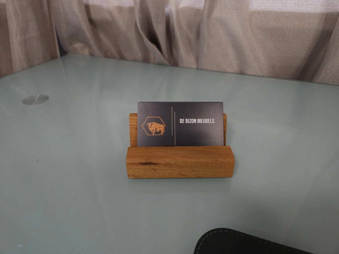 visitekaart-houder-sfeer-oak-sfeerfoto-detail.jpg