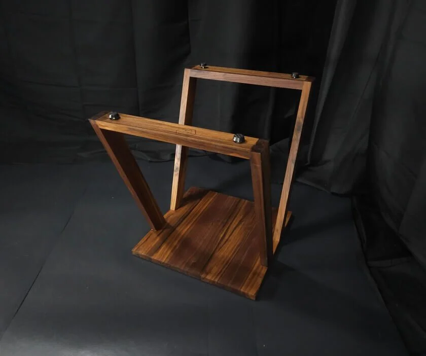 bijzettafel-walnoot-angled-onder.jpg