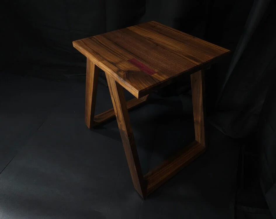 bijzettafel-walnoot-angled-zijaanzicht-rechts.jpg