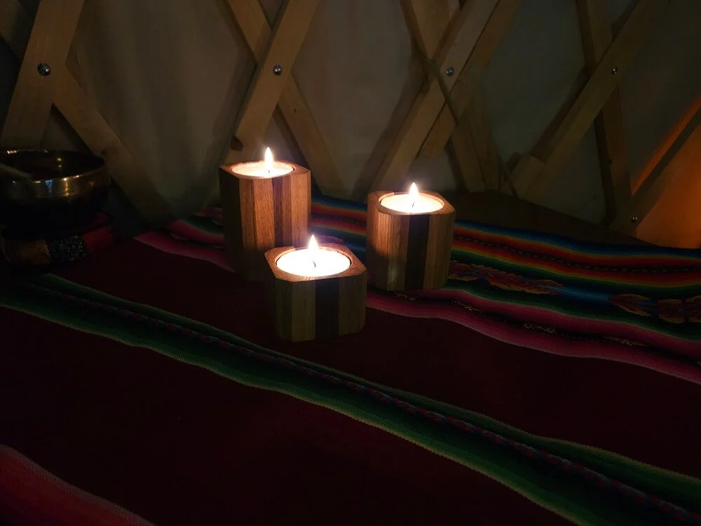houten-waxinelichthouder-magicyurt-kaarsen-aan.jpg