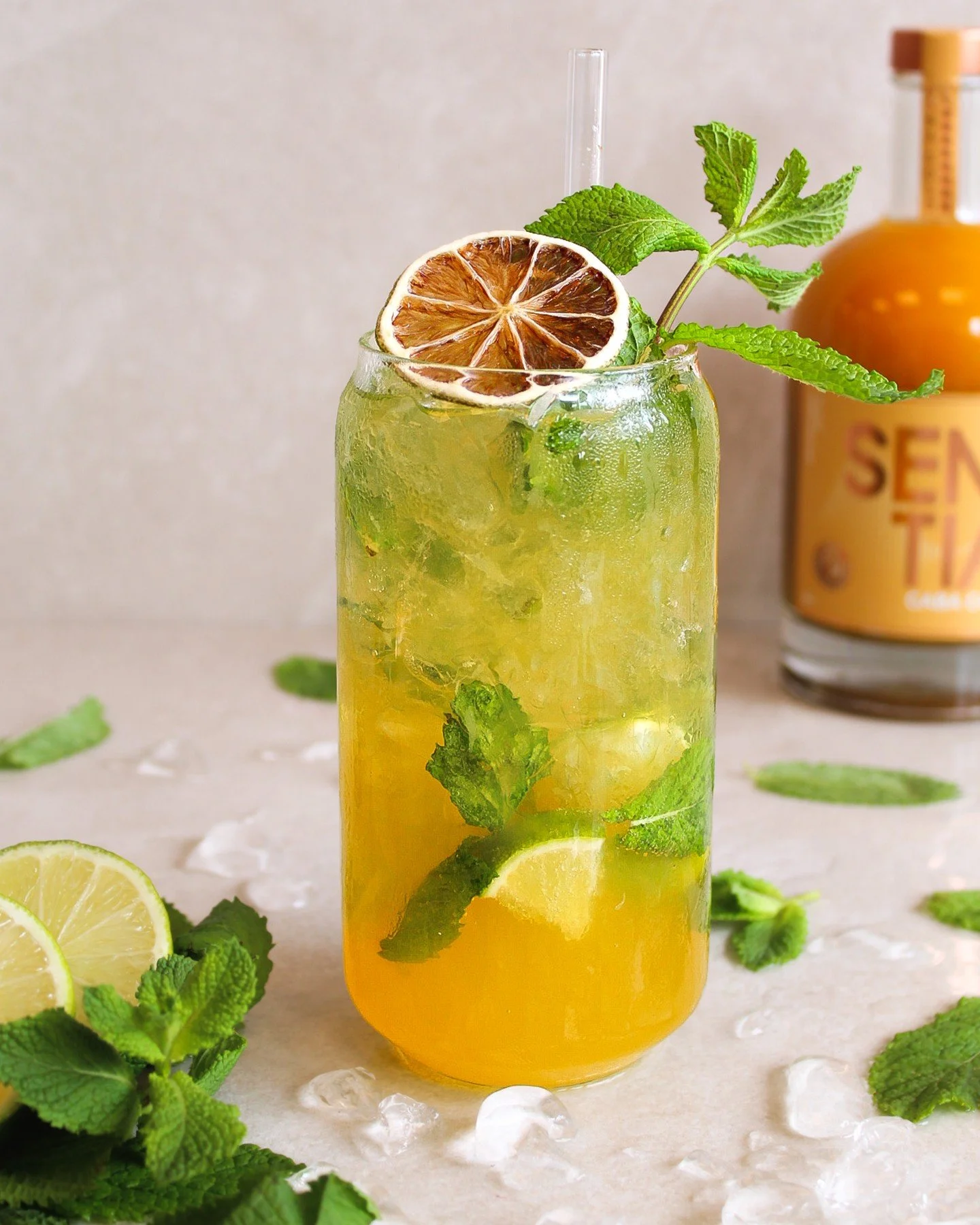 Starting the weekend with a @sentiaspirits Mojito 🍹

#weekend #vibes