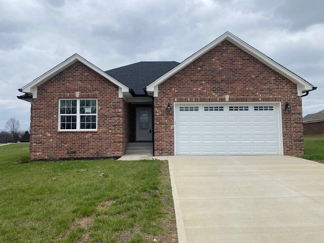 🌺🪻🏡 BACK ON MARKET 🏠🪻🌺
Don&rsquo;t miss Area One Realty's GREAT NEW CONSTRUCTION LISTING at 316 Oak Grove Drive in the Oak Ridge neighborhood of Woodlawn in Historic Bardstown, Ky built by Gaffney Custom Homes LLC &amp; offered by Mike &amp; Ka