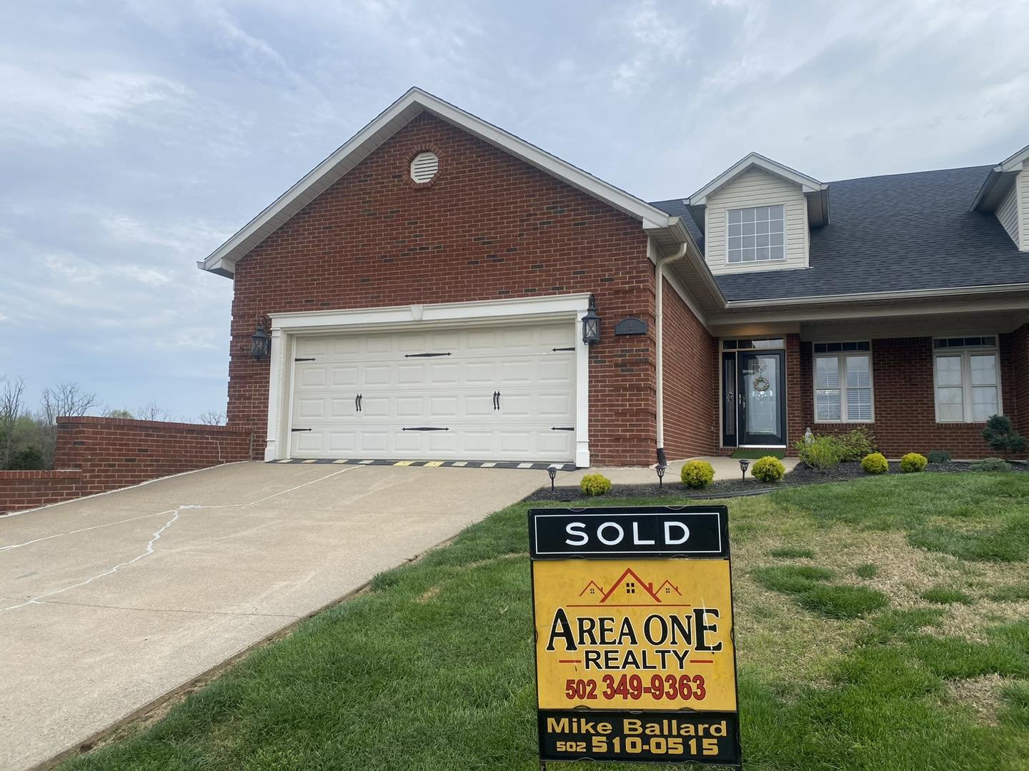 💥‼️ SOLD‼️💥 SOLD‼️💥 SOLD‼️💥
Beautiful Maywood Townhome 🏠 SOLD by Mike &amp; Kathy Ballard of Area One Realty at 116 Remington Drive in historic Batdatown, Ky!!

Looking to get your home 🏡 SOLD?  We can help! Give us a call 📞 today at Area One 