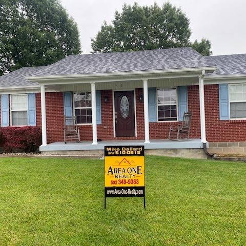 🏡Great First Time Buyer Opportunity🏡
Don't miss your chance to own this neat &amp; tidy three bedroom two bath brick ranch style home 🏡 offered by Mike &amp; Kathy Ballard of Area One Realty at 112 Cumberland Ct. in historic Bardstown, Ky. 

This 