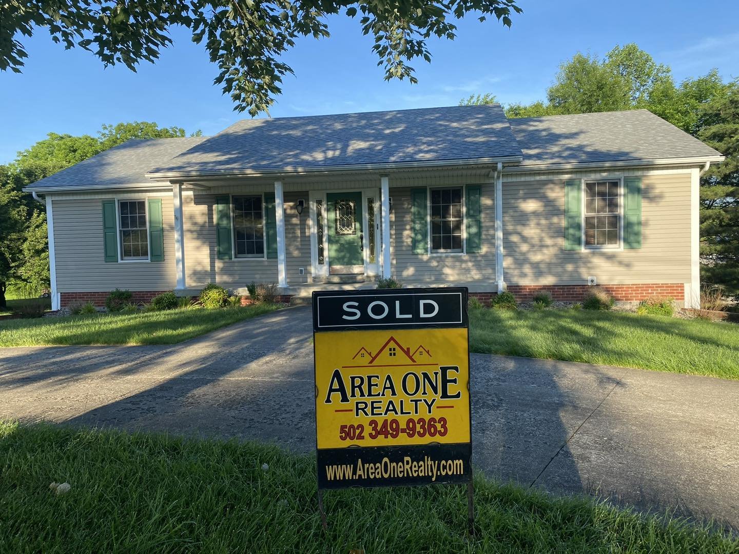 🏠🏡🏠Another GREAT home 🏡 SOLD by Mike &amp; Kathy Ballard of Area One Realty at 1000 Royal Oak Drive in historic Bardstown, Ky!🏡🏠🏡

Thank you to our wonderful Sellers who put their trust &amp; confidence in  Area One Realty to get their home 🏡