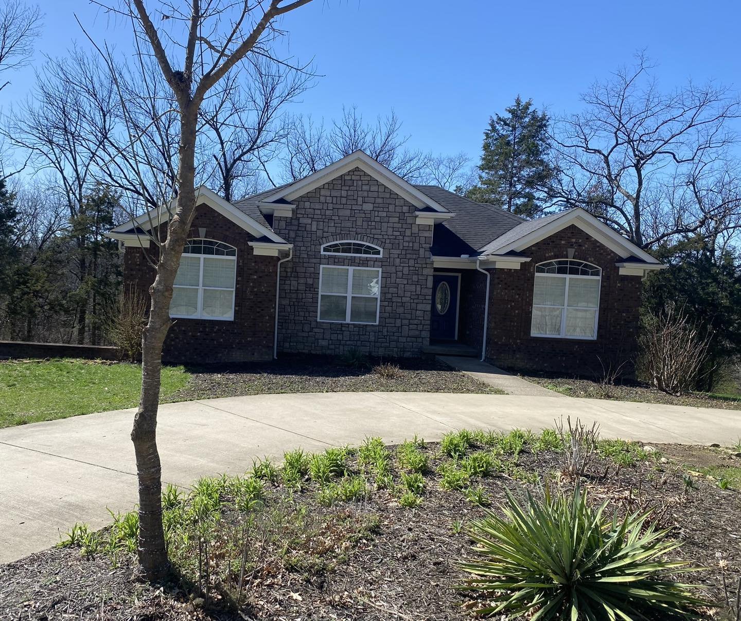 🌷🌸🌷 Let's go take a look at 307 Creekside Drive in historic Bardstown, Ky offered by Mike &amp; Kathy Ballard of Area One Realty!🌷🌸🌷

This beautiful home in town offers:
🌸Wonderful in town location 
🌷3BR 🛌 
🌸2BA 🛀 
🌷brick ranch style home
