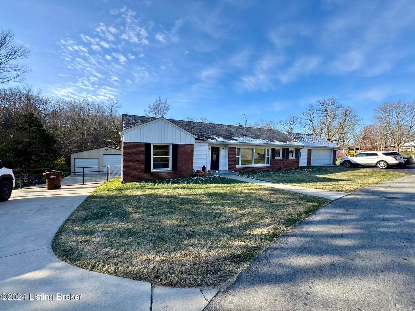 ‼️🚨NEW LISTING‼️🚨NEW LISTING🚨‼️
Check out this GREAT NEW LISTING at 
1295 Bells Mill Rd in Shepherdsville, Ky offered by Bailey Mashburn of Area One Realty!!

Updated 3Bedroom 1.5 Bath brick ranch on large .79 acre lot with huge detached 
shop, po