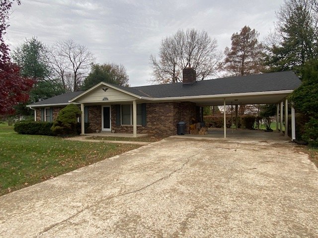 🏡🏘️Let's go take a look at this great new listing at 2901 Walnut Grove Court located in the quiet country atmosphere of the Woodlawn area of historic Bardstown, Ky offered by Mike &amp; Kathy Ballard of Area One Realty!🏘️🏡

This great home 🏡 off