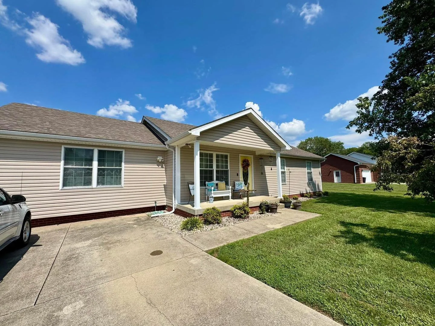 🏡💥 🎃 🍁 NEW PRICE ALERT 🍁🎃💥🏡
Don&rsquo;t miss your chance to own this great home 🏡 at 117 Andrea Ct. located in the Creek Chase neighborhood of historic Bardstown, Ky offered by Bailey Mashburn &amp; Mike Ballard of Area One Realty!

This GRE